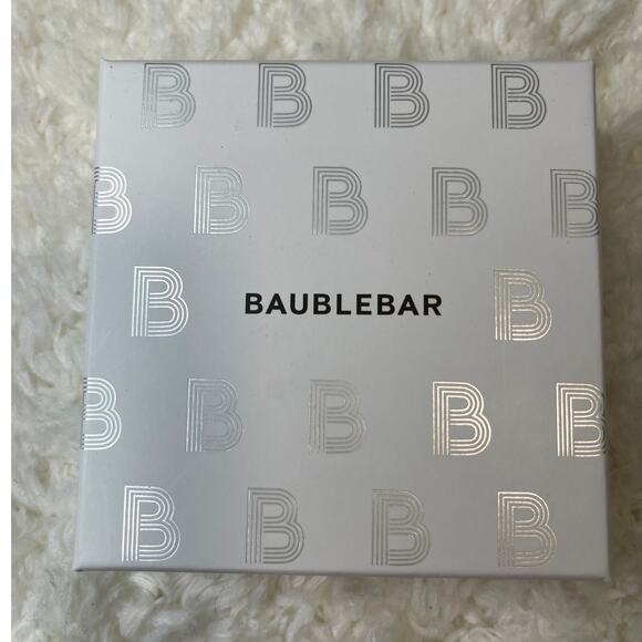 BaubleBar Boo Hoo Don’t Cry Dancing Ghost Pearl Halloween Earrings NEW White - Picture 8 of 9